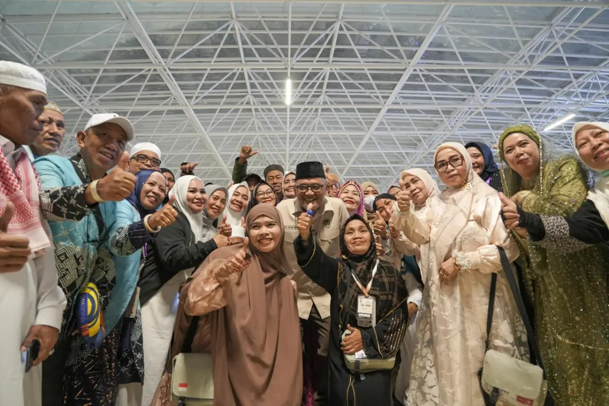 Lepas Kepulangan di Bandara Jeddah, Menhaj Harapkan Para Jemaah Haji Indonesia Jadi Teladan di Lingkungannya