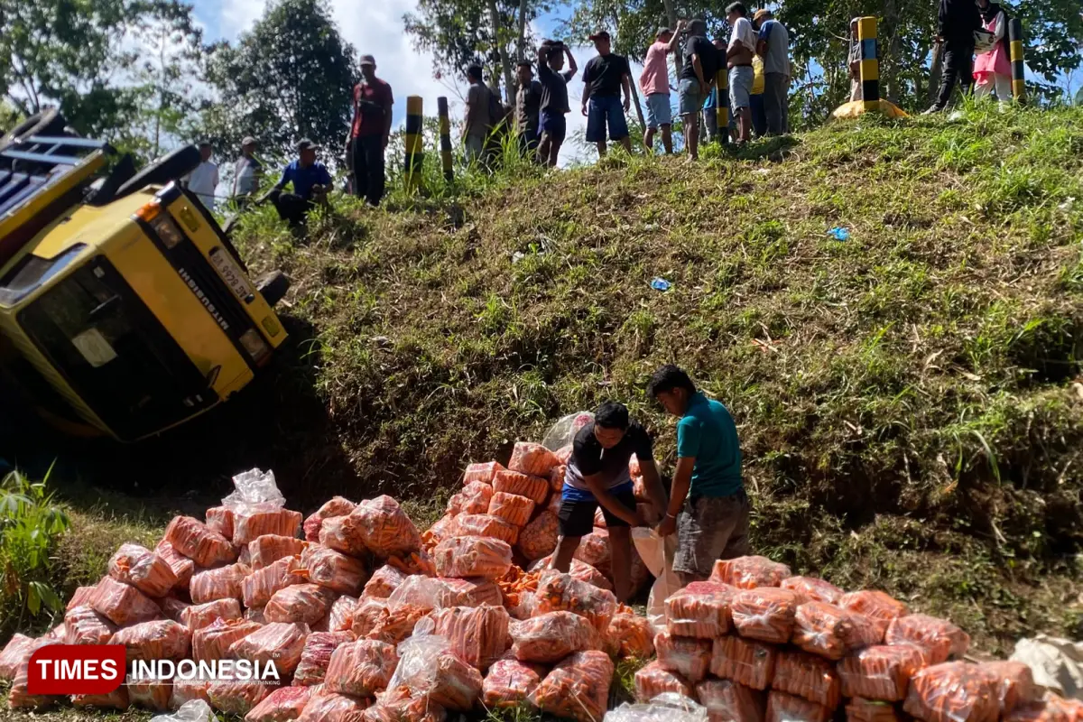 Ngantuk Saat Mengemudi, Truk Bermuatan 4 Ton Wortel Masuk Jurang di Jalur Bondowoso-Besuki