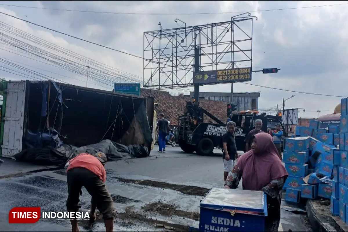 Muat 600 Dus Air Mineral, Truk Terguling di Simpang Lampu Merah Parungsari Banjar