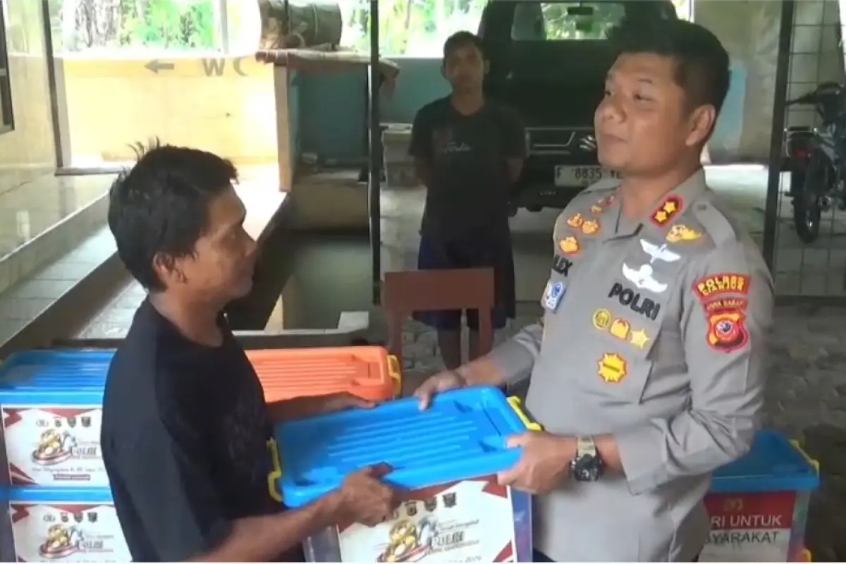 Polres Cianjur Bantu Pekerja Pabrik Tahu yang Terdampak Lonjakan Harga Kedelai