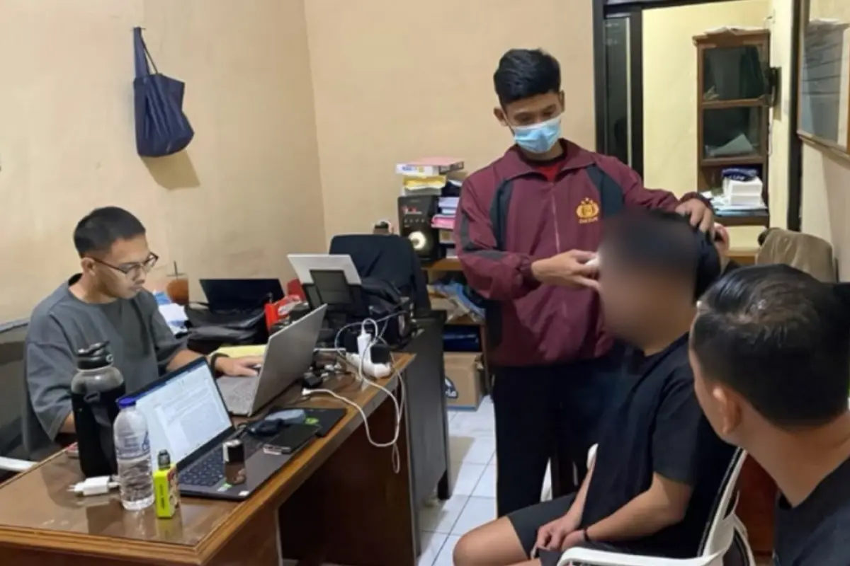 Pemuda 19 Tahun Tercokok, Tembakau Gila 4 Gram Lenyap di Tangan Polisi!