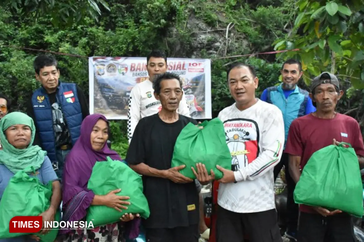 Polda Sulteng dan Komunitas Otomotif Gelar Bansos bagi Warga Desa Paneki