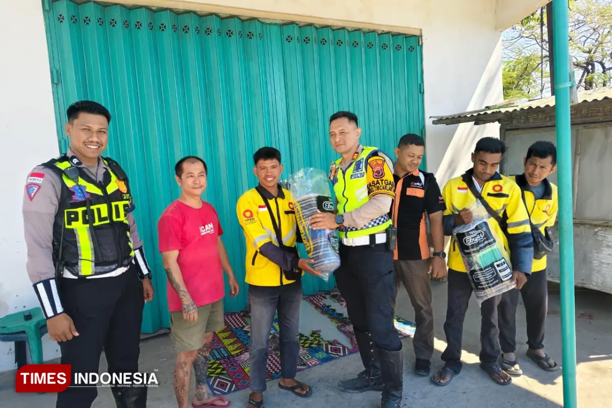 Satlantas Sumba Timur Menyapa Ojol Maxim Sampaikan Pesan Keselamatan Berlalu Lintas