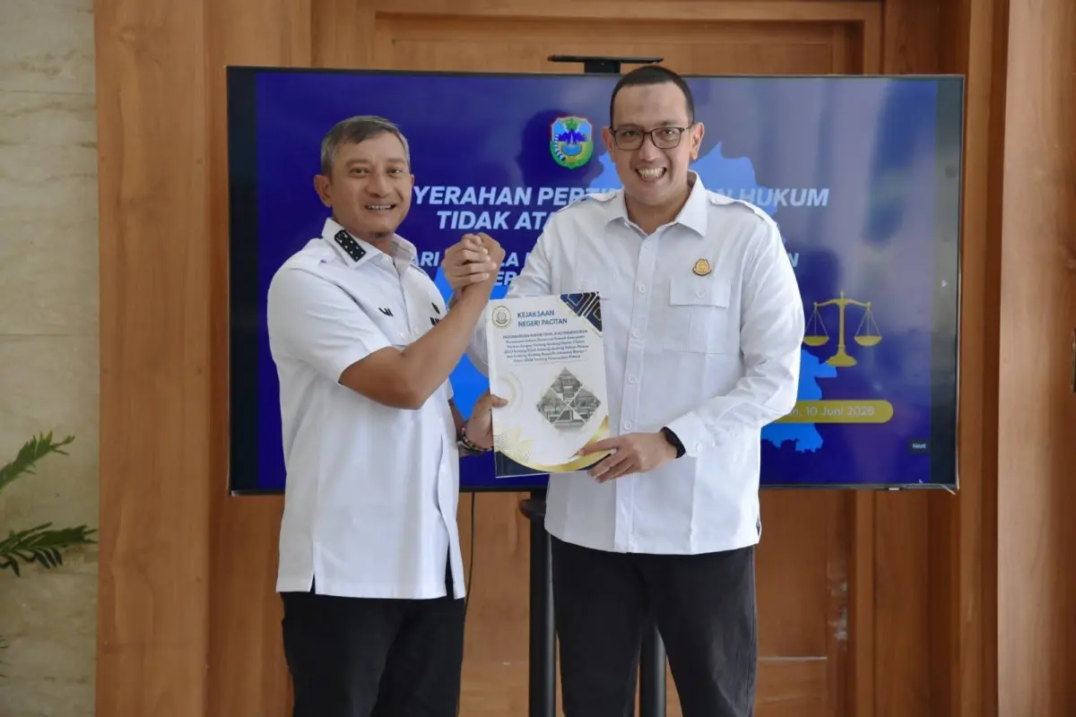 Kejari Pacitan Serahkan Pendapat Hukum Atur Sanksi dalam Perda