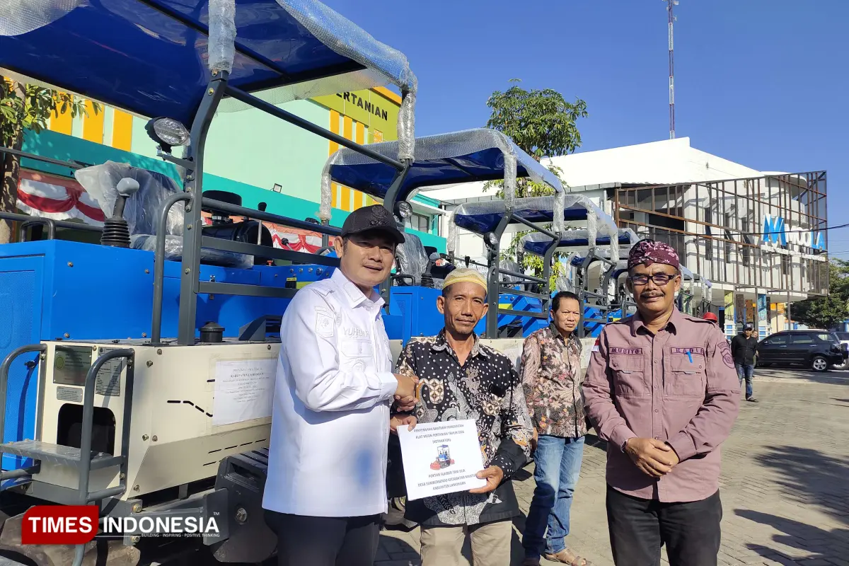 Amankan Swasembada Pangan, Bupati Lamongan Serahkan Bantuan Alsintan ke Poktan