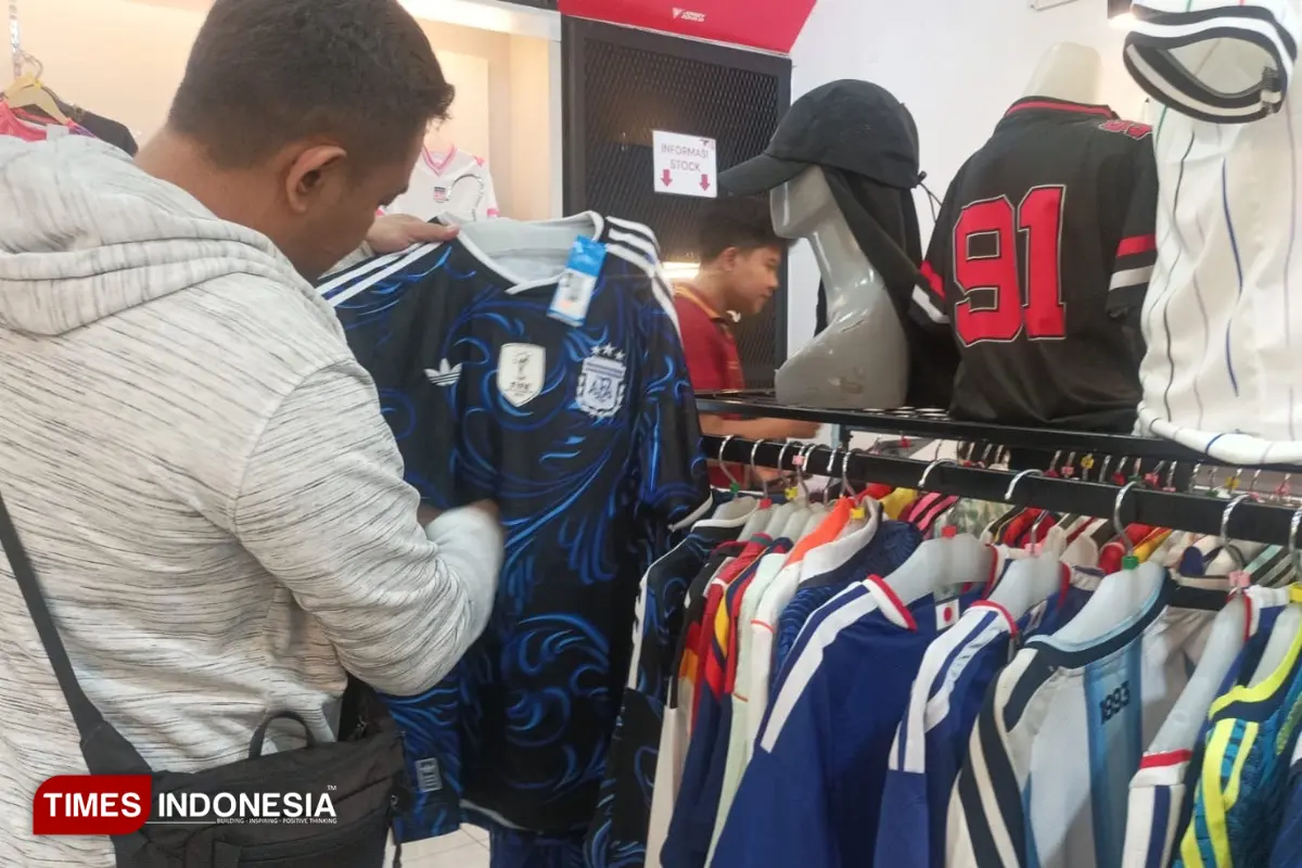 Demam Piala Dunia 2026 Serbu Malang, Jersey Timnas Laris Manis Diburu Suporter