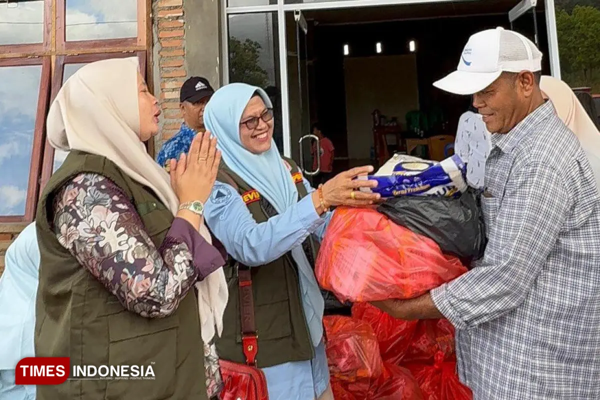 Ketua TP-PKK Kabupaten Solok Tunjukkan Kepedulian terhadap Korban Bencana Sepanjang 2025