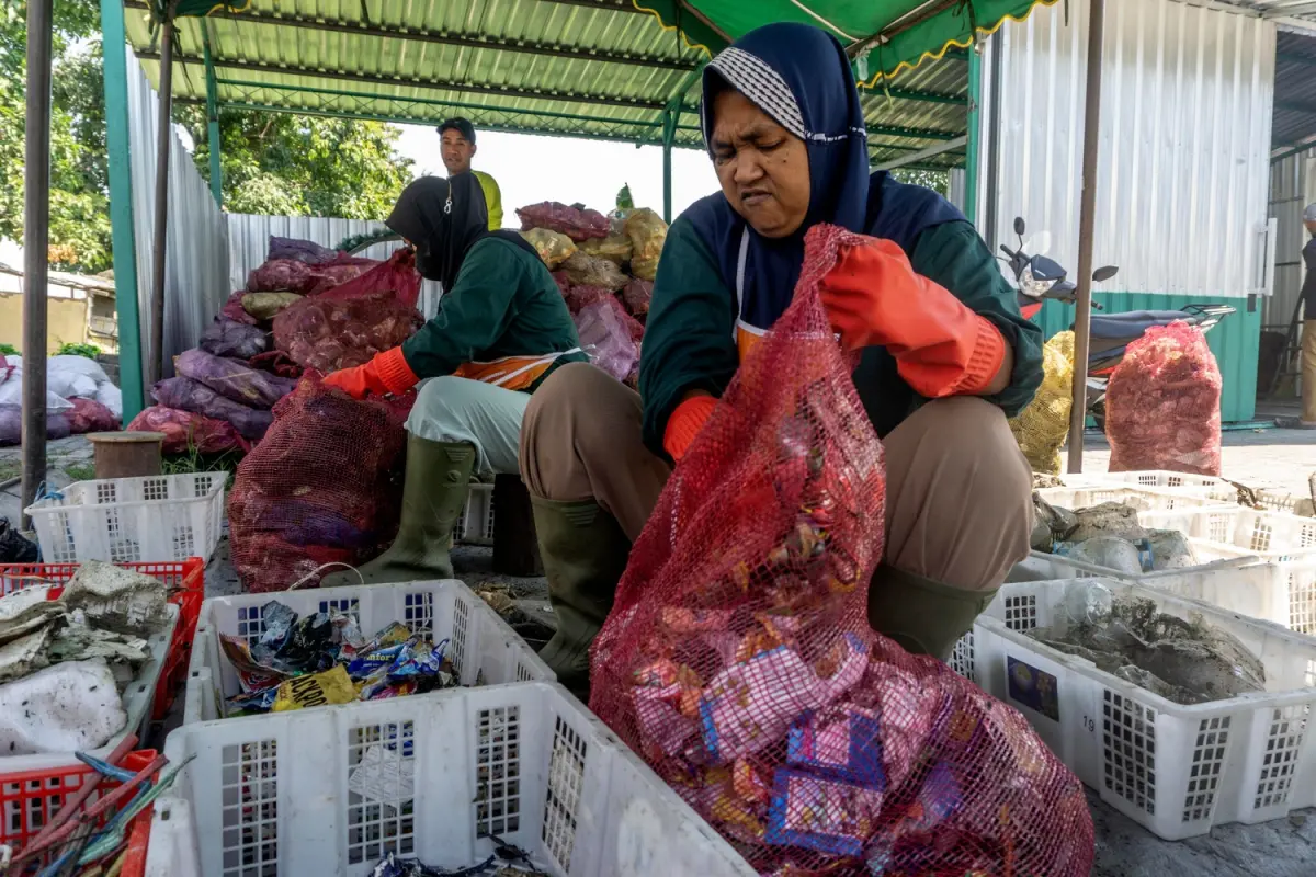 Surabaya Jadi Percontohan Nasional Program Indonesia-UEA Cegah Sampah Plastik ke Laut