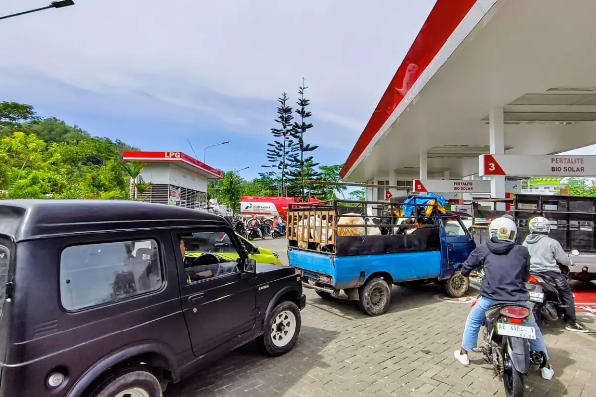 Antrean Pertalite di SPBU Pacitan Mengular, Dampak Kenaikan Harga Pertamax