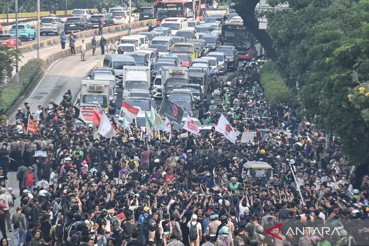 Demo Tetap Melaju, Mahasiswa dan Aparat Berhadap-hadapan di Jalur Bundaran HI