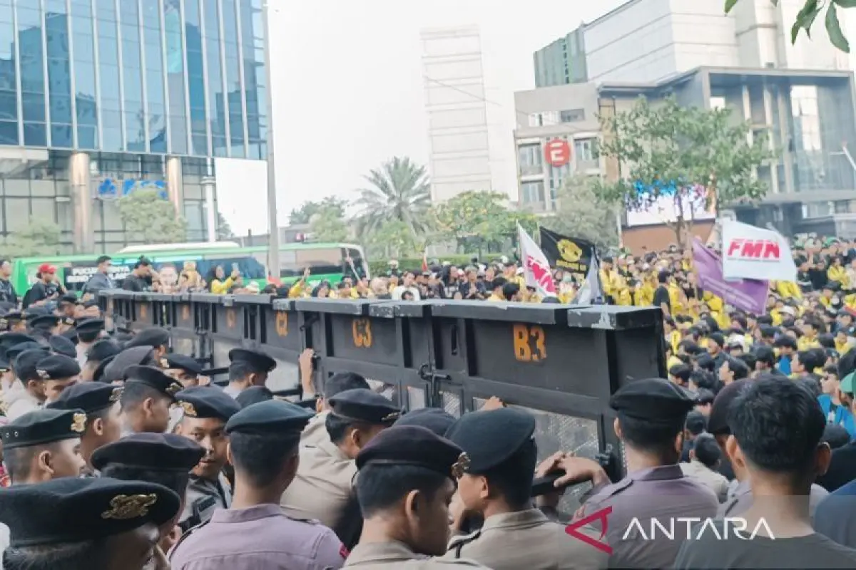 Demo Mahasiswa Bubar Tertib Usai Aksi 7 Jam, Wakapolda Metro Pimpin Bersih-Bersih Thamrin