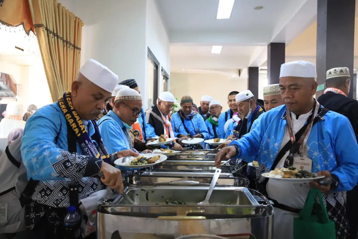 Obati Rindu Cita Rasa Kampung Halaman, Wali Kota Solok Jamu Jemaah Haji di Asrama Padang