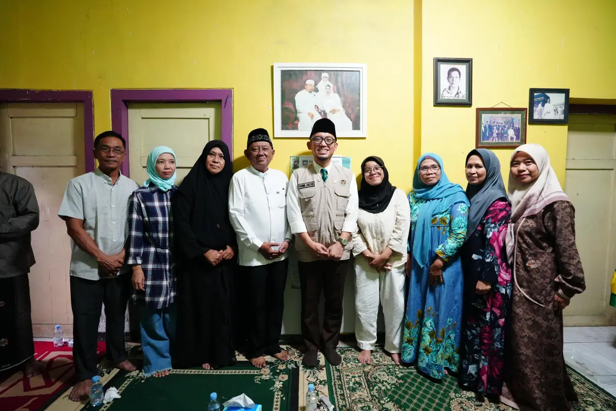 Takziah ke Rumah Duka Istri Petugas Haji, Wamenhaj Sampaikan Duka dan Penghormatan atas Amanah yang Tetap Ditunaikan