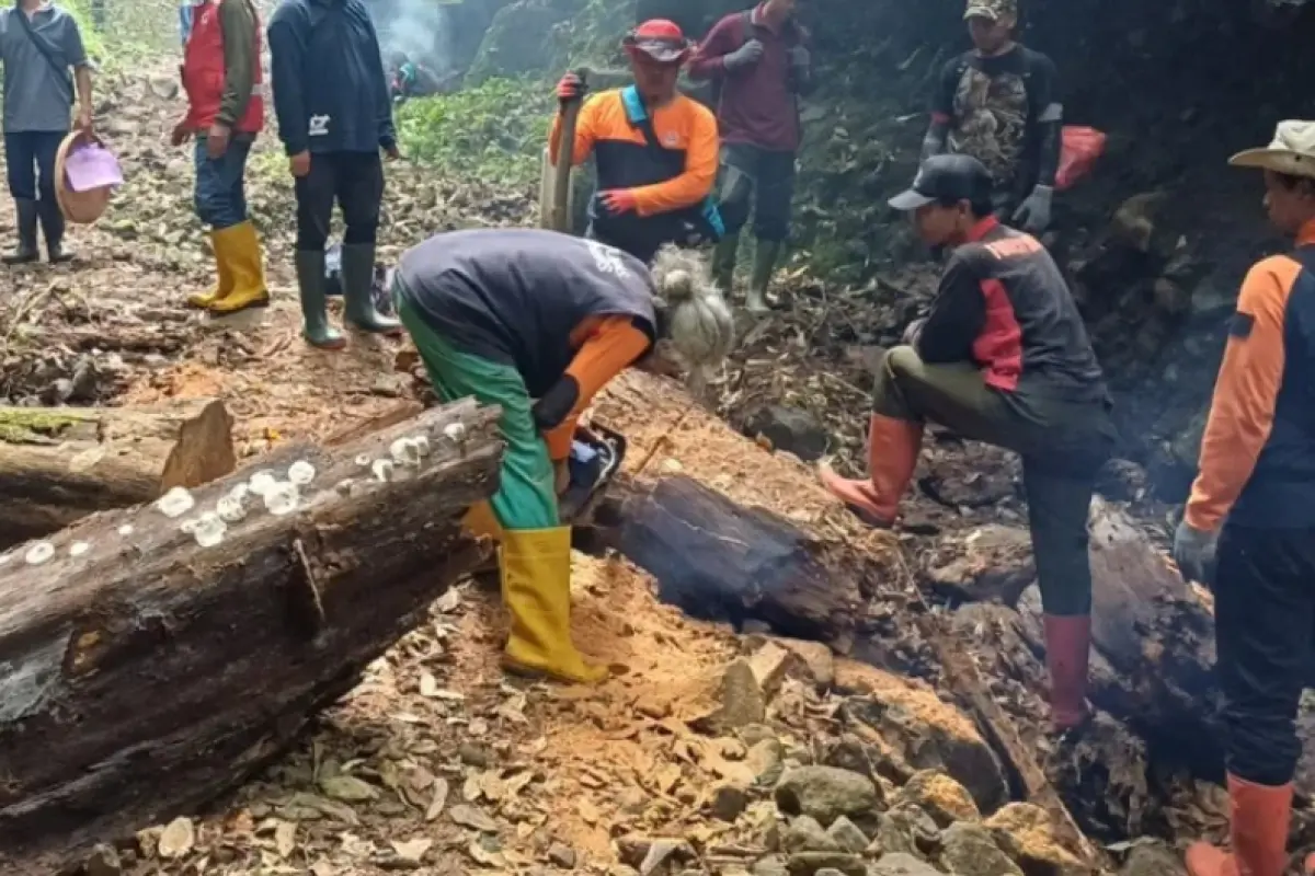 Susur Sungai Cara Petugas Gabungan Kota Batu Cegah Bencana Sebelum Terlambat