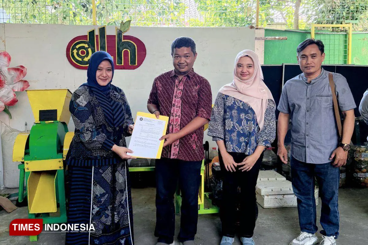 Di Pamekasan, Tim Riset UB Hibahkan Mesin Pencacah Sampah Organik dan Kembangkan Turunan Eco-Enzyme