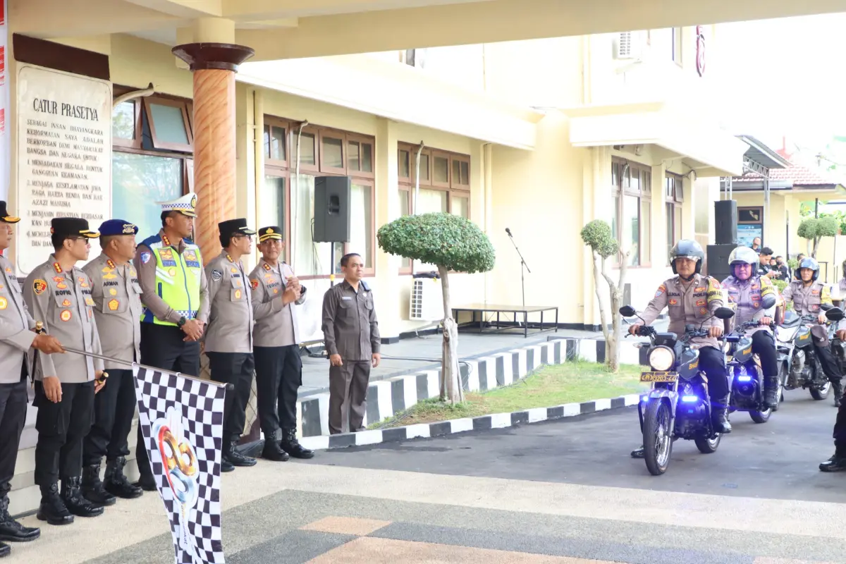 Kapolda Jatim Berangkatkan Bhabinkamtibmas Sebar 15 Ribu Kitab Suci dan Alat Pembersih ke Rumah Ibadah di Banyuwangi