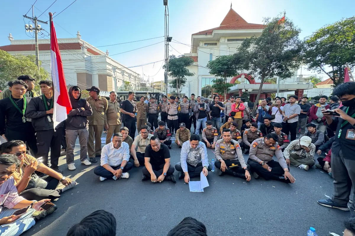 Demo Mahasiswa di DPRD Surabaya Soroti Kondisi Ekonomi Nasional hingga Program MBG