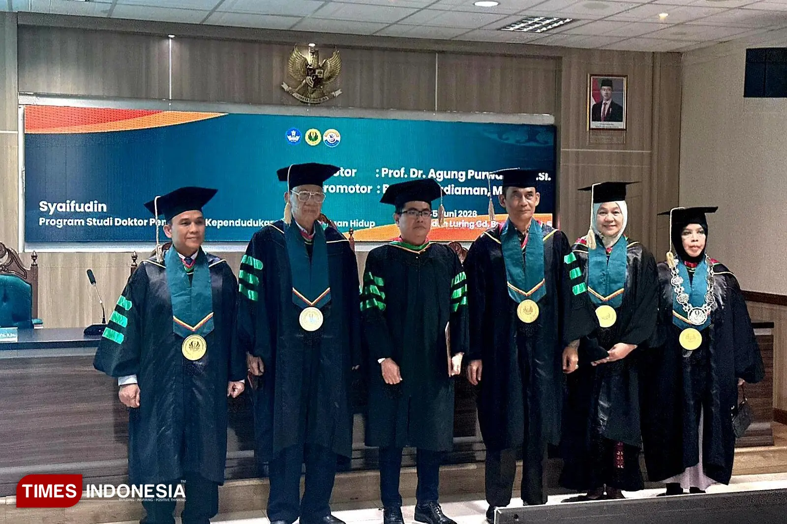 Hadirkan Ekovokasi untuk Pembangunan Kota Inklusif, Dosen FISH UNJ Raih Doktor PKLH dengan Predikat Pujian