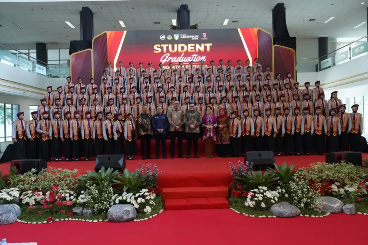 Sekjen Kemensos Puji Bupati Kediri, Angkatan Pertama SMA Boarding School Rangking 1 Masuk PTN
