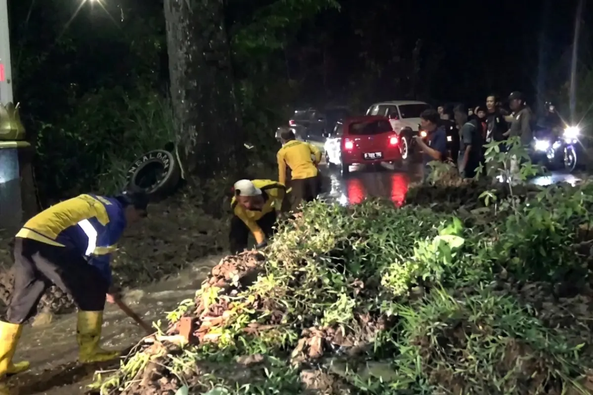 Tebing 5 Meter Longsor di Cibeber, Jalur Utama Cianjur-Sindangbarang Sempat Lumpuh