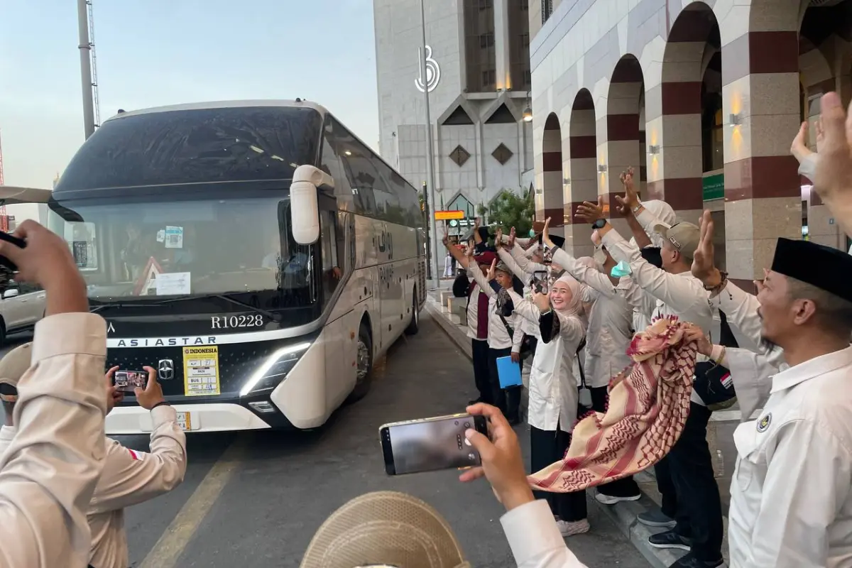 Petugas Haji Daker Madinah Lepas Kepulangan Pertama Jemaah Haji Gelombang Kedua di Sektor 1 Madinah