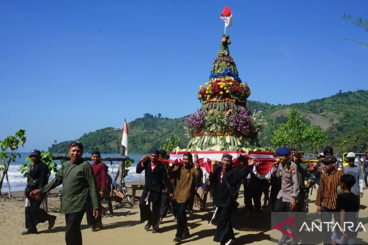 Dongkrak Kunjungan Wisata, Warga Gelar Tradisi Grebeg Suro di Pantai Gemah Tulungagung