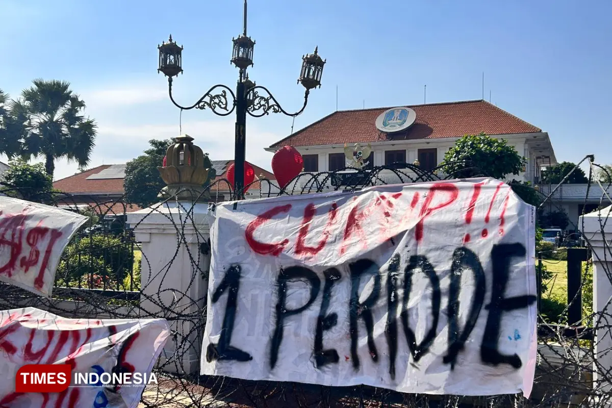 Aksi demo mahasiswa di depan Gedung Negara Grahadi