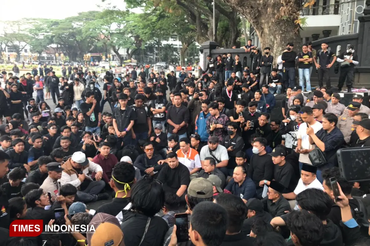 Ratusan Mahasiswa Demo Sepakat Kawal Komitmen DPRD Kota Malang Serahkan Tuntutan ke DPR RI