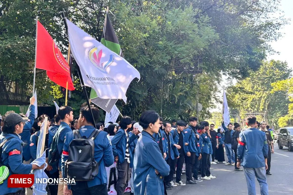 BEM Nusantara Jatim Gelar Aksi, Tuntutan Reformasi Tata Kelola Negara dan Penolakan Militerisme Sipil