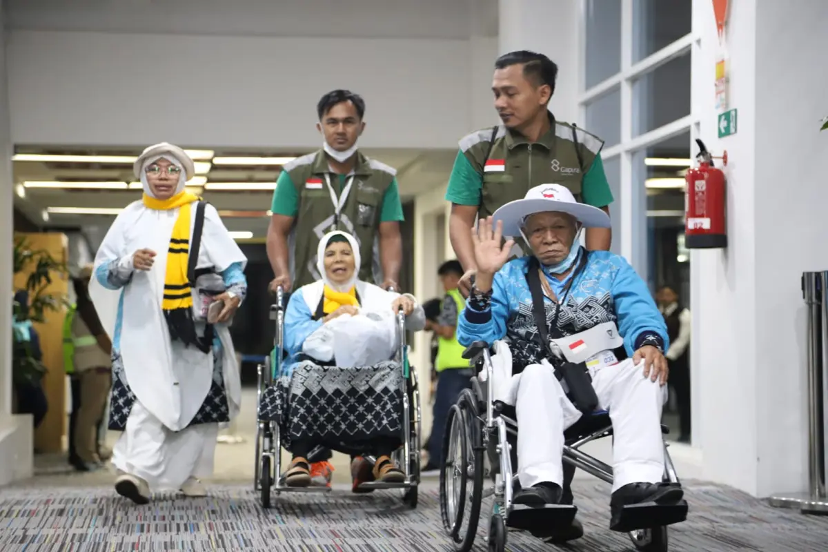 Jemaah Haji Kloter 12 Debarkasi Padang Tiba Dini Hari, Rombongan Pertama Dipulangkan dari Madinah