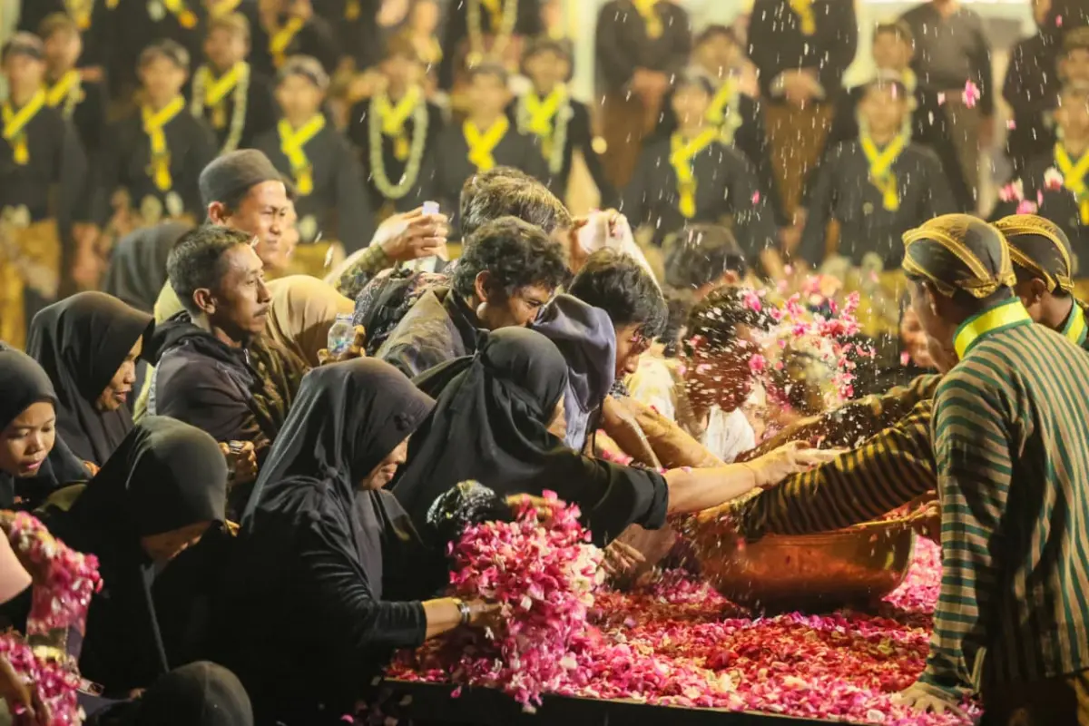 Ribuan Warga Padati Kirab 1 Sura Mangkunegaran, Sekda Jateng: Tradisi Adalah Kekuatan Daerah