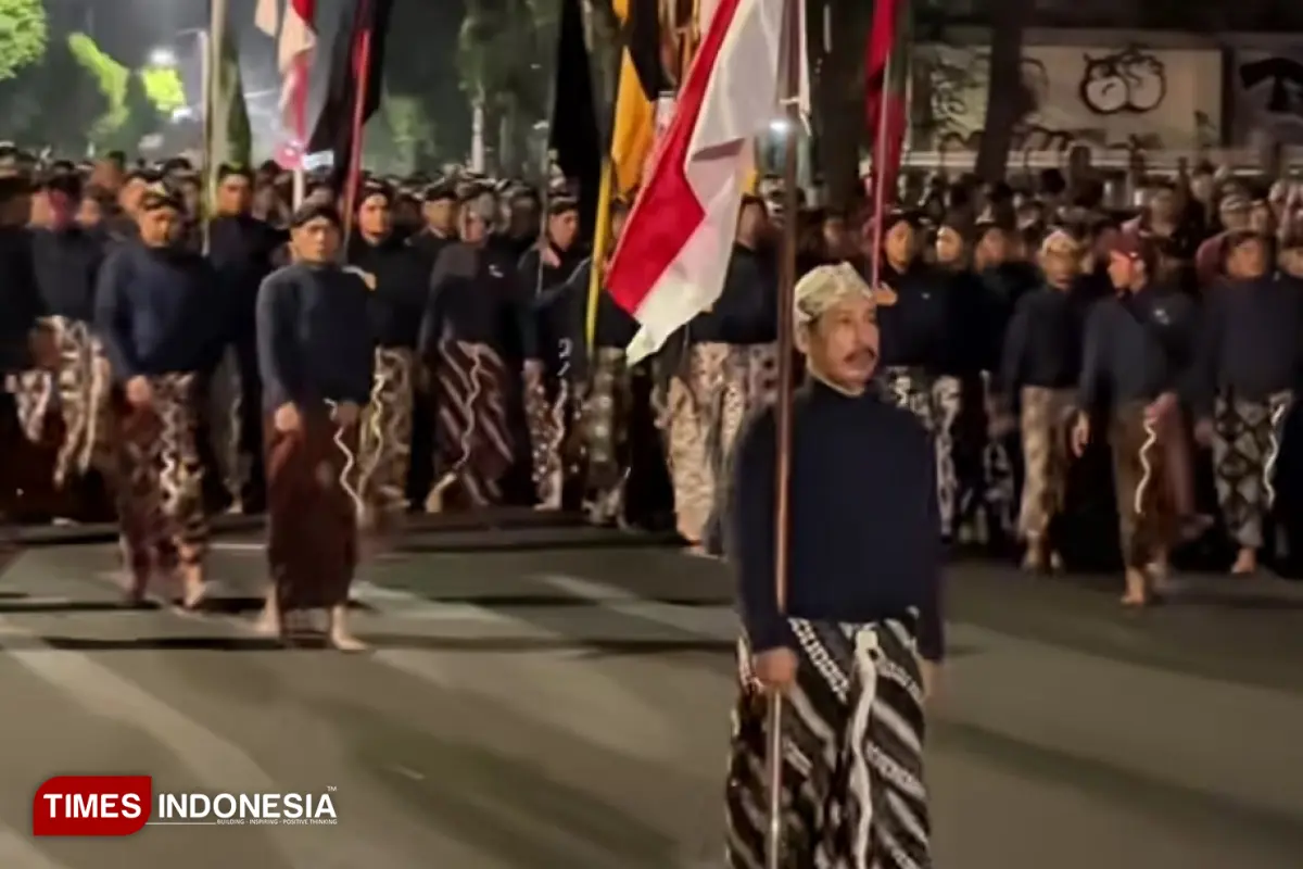 Ribuan Warga Ikuti Mubeng Beteng 2026, Tradisi Sakral Keraton Yogyakarta Sambut 1 Suro