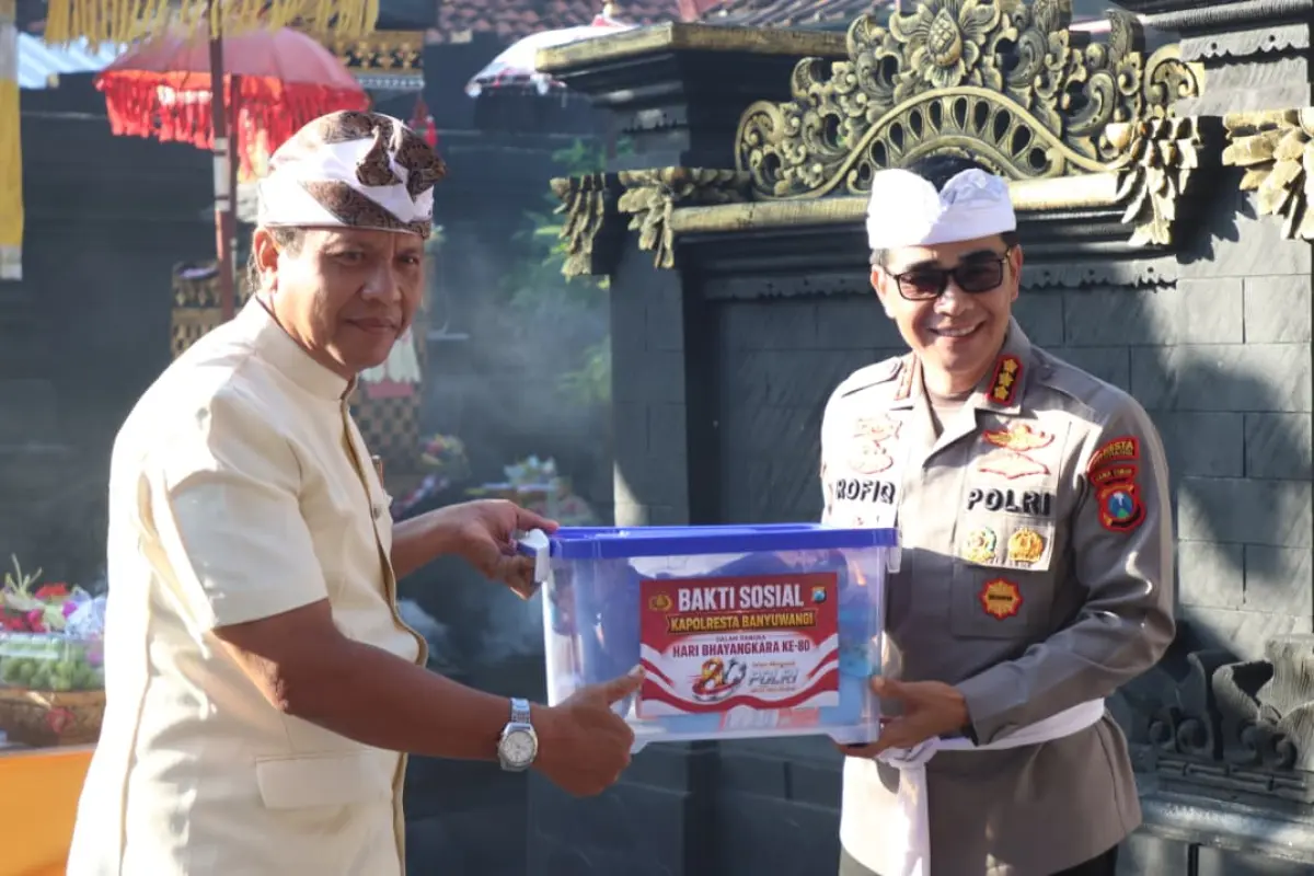 Pemberian alat kebersihan kepada pura