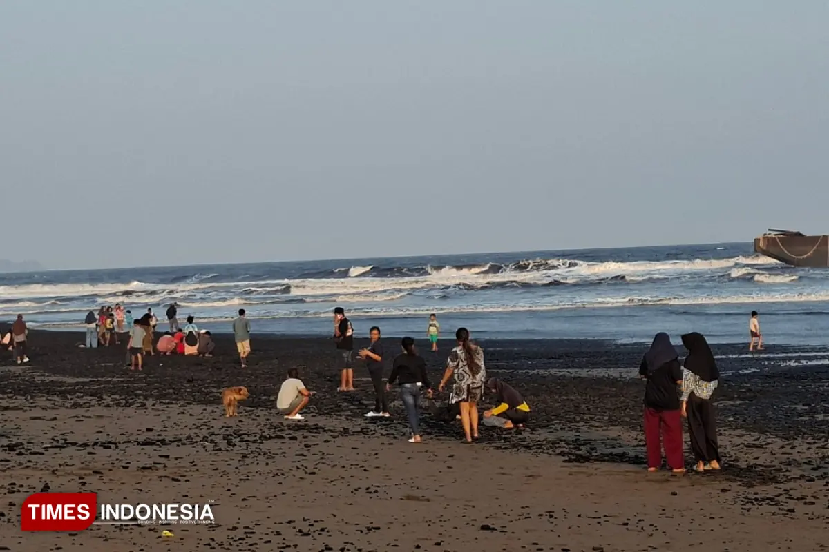 Tongkang Bermuatan Batu Bara Tumpah di Sukaresik Pangandaran, Menarik Perhatian Warga