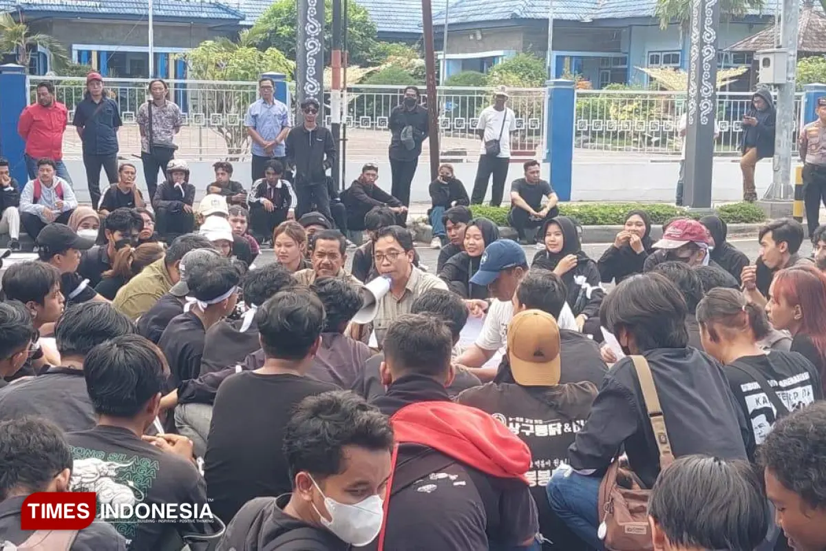Aksi para siswa di depan Gedung DPRD Banyuwangi - 1