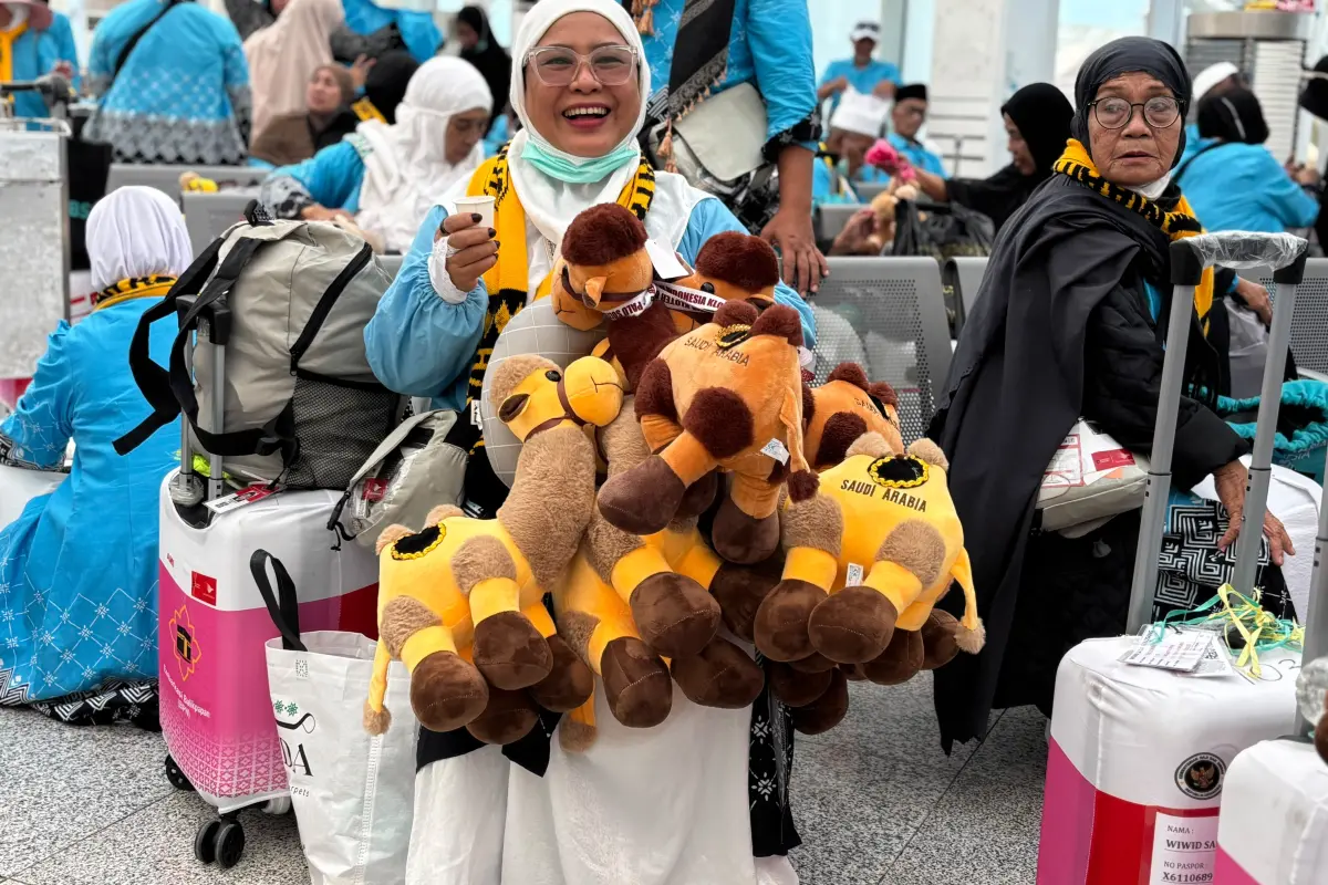Boneka Unta Jadi Oleh-Oleh Ikonik Jemaah Haji Indonesia
