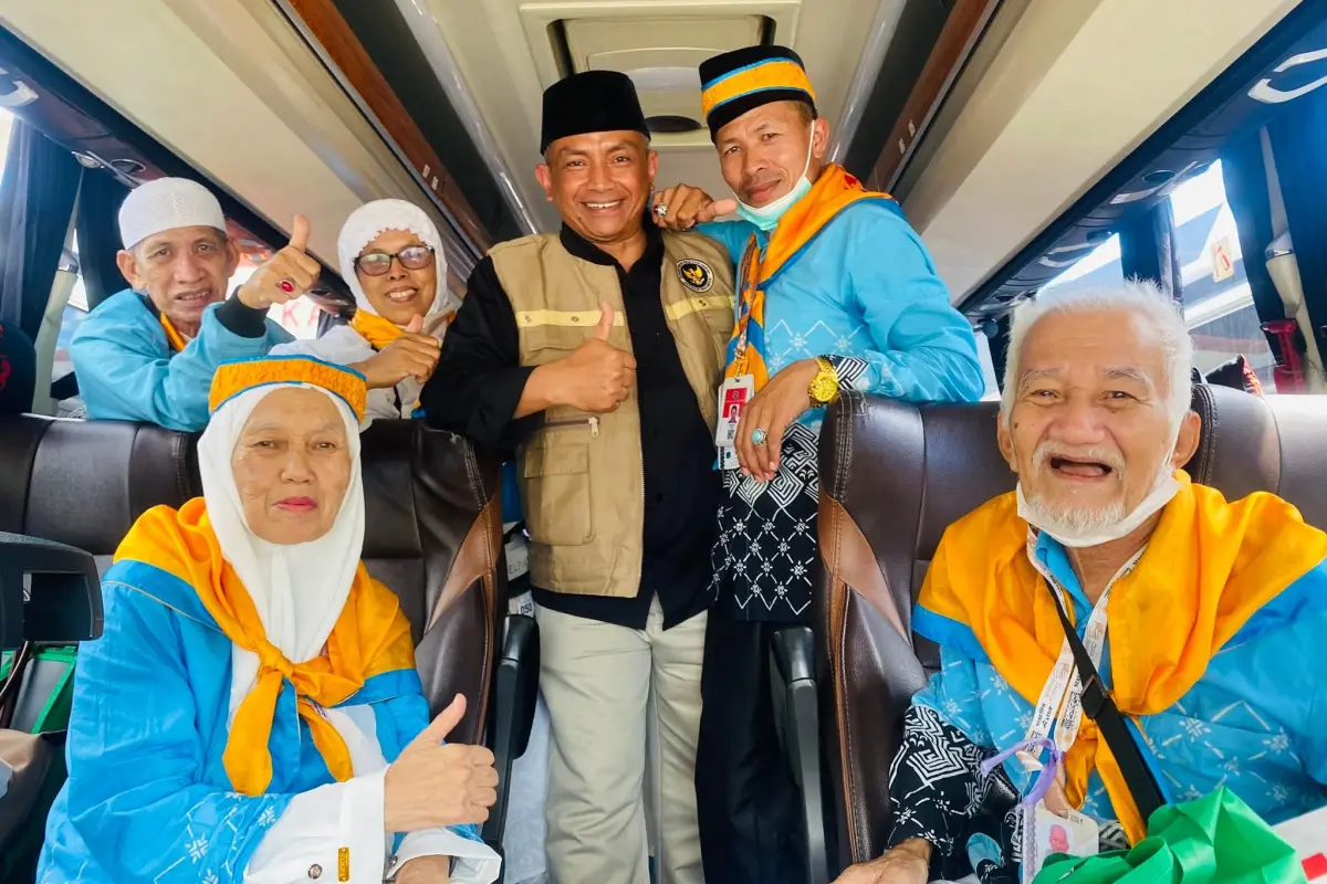 Penuh Haru dan Syukur, Jamaah Haji Asal Tanah Datar Kembali ke Kampung Halaman