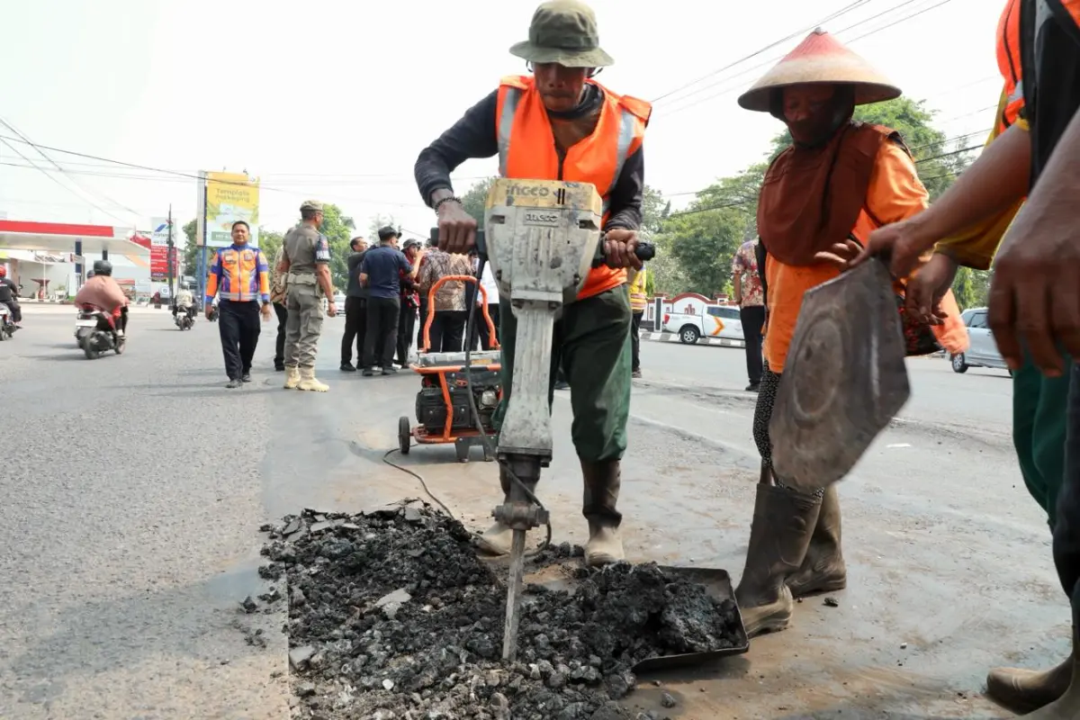 meninjau ruas jalan