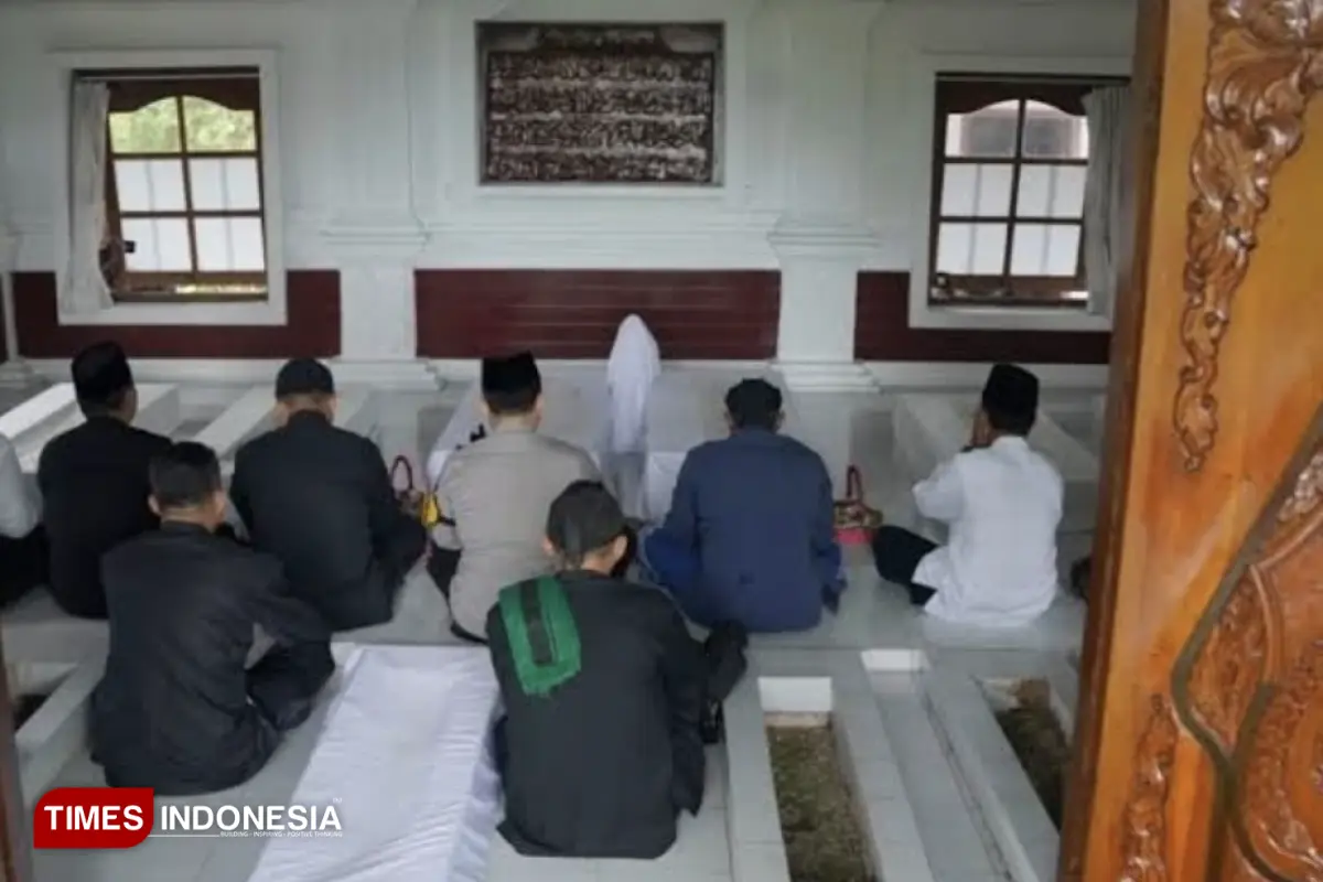 peziarah makam Kanjeng Jimat
