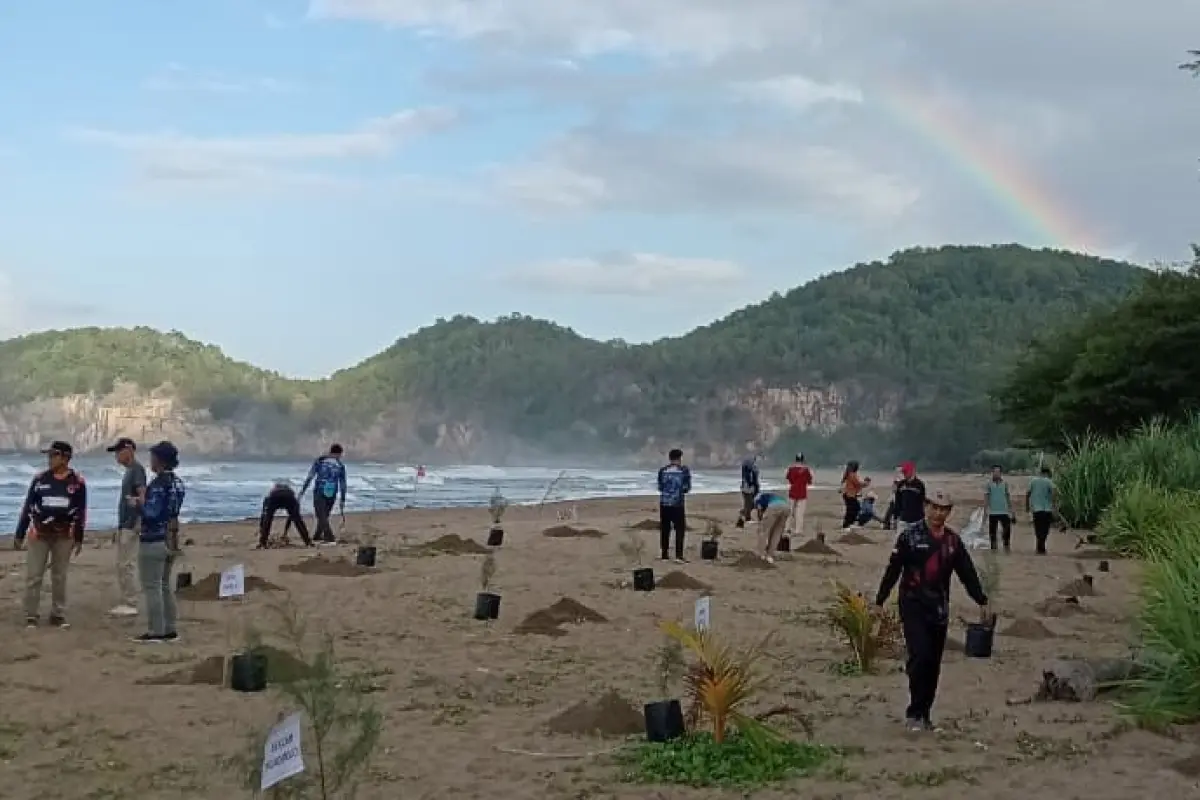Polres Pacitan Ajak Warga Jaga Ekosistem Laut Lewat Aksi Bersih Pantai