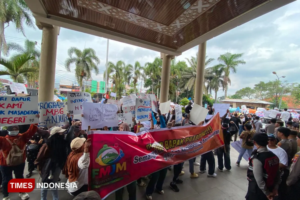 Dukung Program MBG, Ribuan Warga Jember Gelar Aksi Damai di Gedung DPRD