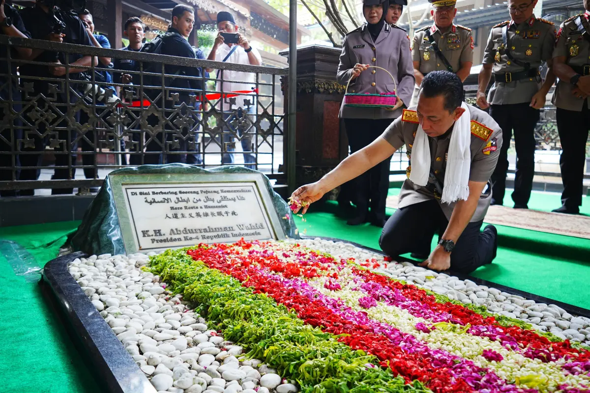 Kapolri Ziarah ke Makam Gus Dur di Jombang, Kenang Warisan Reformasi Jelang Hari Bhayangkara ke-80