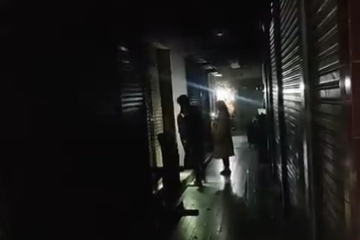 Pasar Besar Malang Terimbas Pemadaman Bergilir, Pedagang Bertahan dengan Senter dan Lampu Darurat