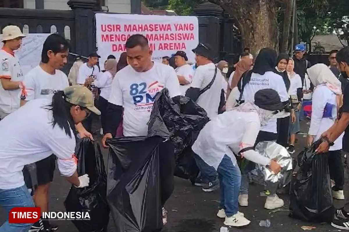 Usai Apel Akbar MBG Malang Raya, Ribuan Peserta Bersihkan Sampah di Alun-Alun Tugu