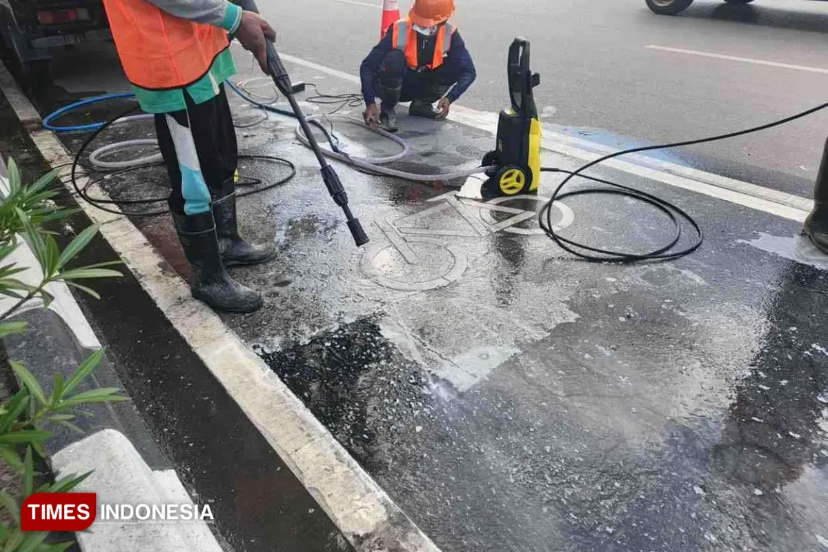 Proses pengecatan jalur sepeda di kawasan Bundaran Besar - 2