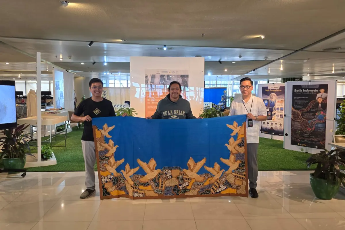 Kuliah Budaya dan Demonstrasi Membatik Meriahkan Pameran Batik Terang Bulan di Manila