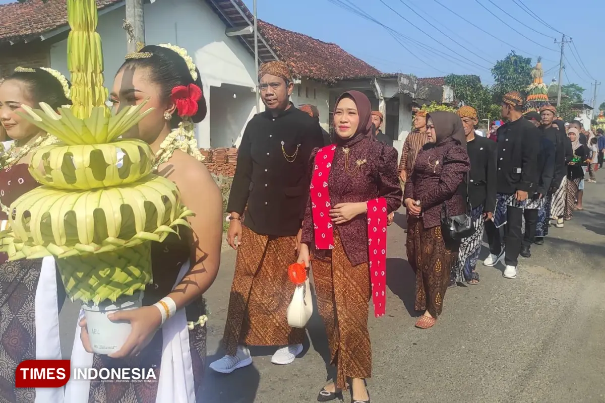 15 Gunungan Hasil Bumi Meriahkan Kirab Budaya Desa Masaran Banjarnegara