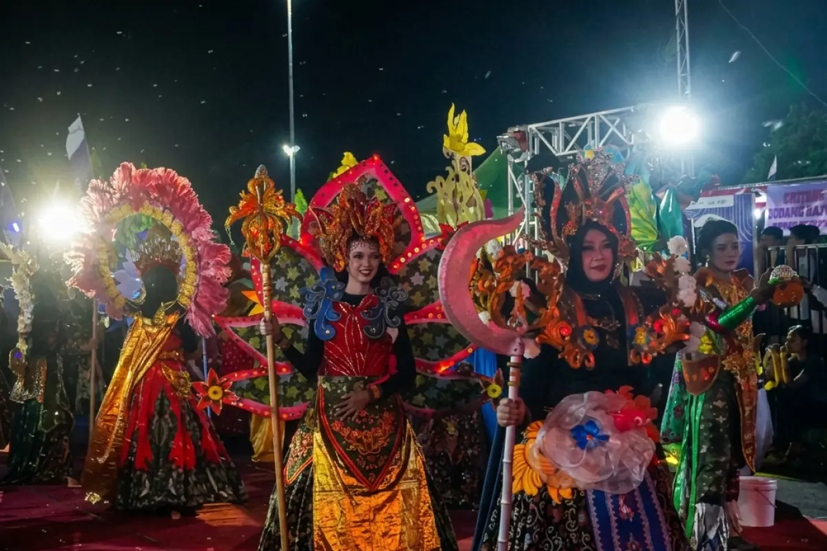 Cilacap Night Carnival 2026, Catwalk Gemerlap di Alun alun Tutup Pekan Kreatif yang Inspiratif
