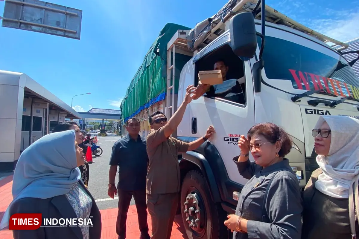 Pelabuhan Ketapang Macet, DPRD Banyuwangi Bagikan Nasi Bungkus ke Sopir Truk