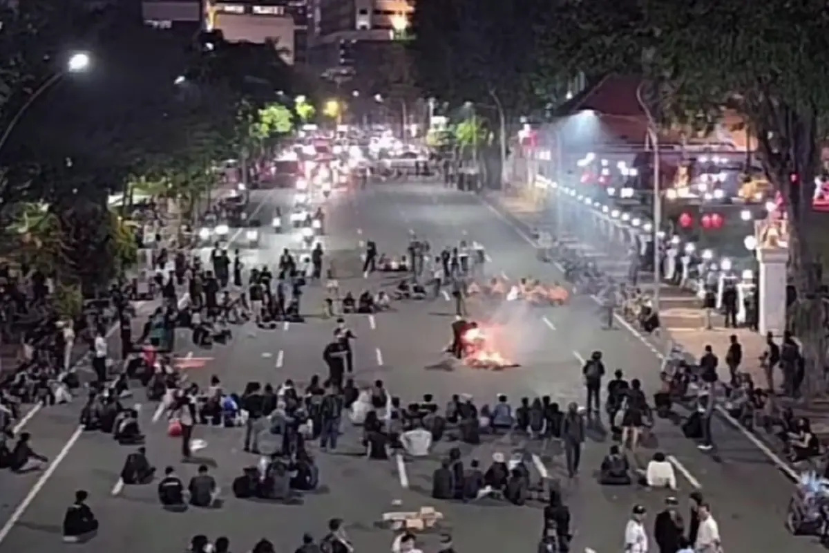 Bawa 11 Tuntutan #IndonesiaSekarat, Demo di Depan Grahadi Surabaya Berakhir Ricuh